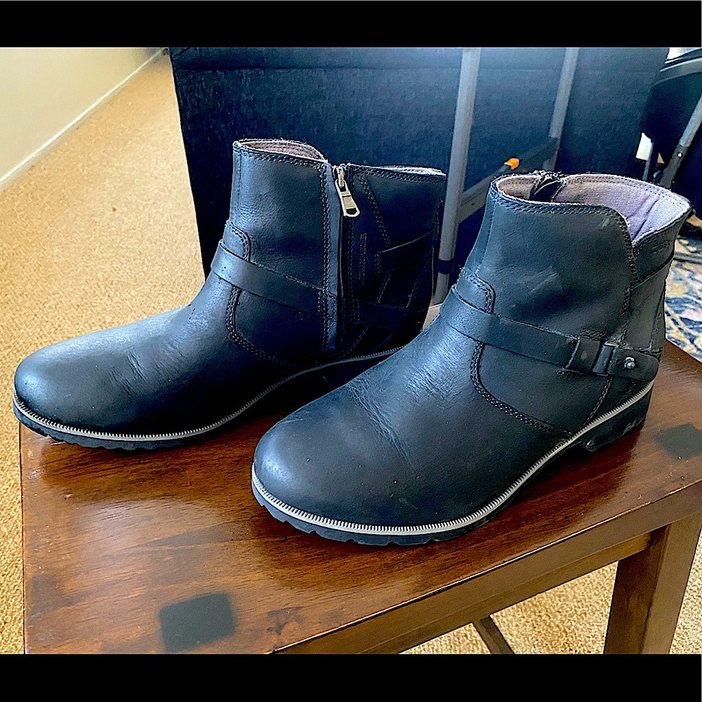 Women’s size 9 Black Waterproof Leather Teva Boots